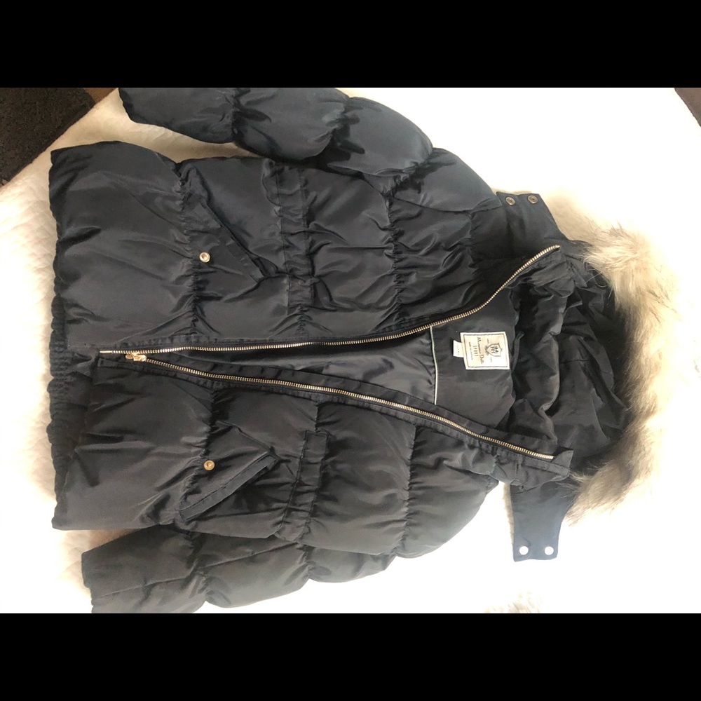 Coat . Removable faux fur trim